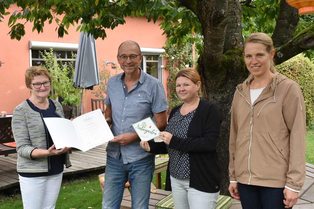 Übergabe der Auszeichnung vor Ort: Johanna Huber, zweite Vorsitzende des Kreisverbands für Gartenbau und Landespflege, Gartenbesitzer Leonhard Grabler, Kreisfachberaterin für Gartenpflege und Landespflege Katrin Pilz und Vorsitzende des Obst- und Gartenbauvereins Ehekirchen-Schönesberg-Amberg Katharina Vornberger (Foto: Kreisfachberatung)
