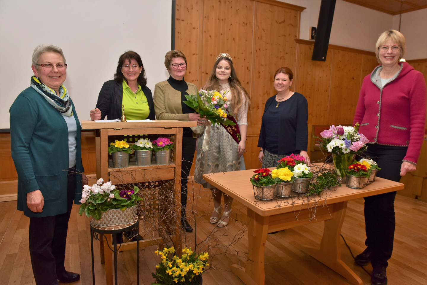 Kreisverbandsjugendleiterin Rosina Feigl (v. l.), Gisela Mandlmeier als Weicheringer Gartenbauvereinsvorsitzende, kommissarische Kreisvorsitzende Johanna Huber, Rosenkönigin Teresa II. und die Kreisfachberaterinnen Katrin Pilz und Sabine Baues-Pommer gestalteten die Kreisversammlung der Gartenbauvereine. (Foto: Andrea Hammerl) Kreisverbandsjugendleiterin Rosina Feigl (v. l.), Gisela Mandlmeier als Weicheringer Gartenbauvereinsvorsitzende, kommissarische Kreisvorsitzende Johanna Huber, Rosenkönigin Teresa II. und die Kreisfachberaterinnen Katrin Pilz und Sabine Baues-Pommer gestalteten die Kreisversammlung der Gartenbauvereine. (Foto: Andrea Hammerl)