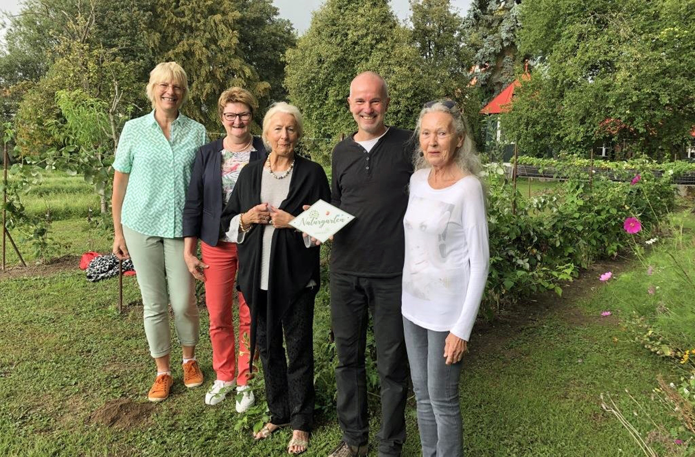 Übergabe der Auszeichnung vor Ort: Sabine Baues-Pommer, Kreisfachberaterin für Gartenpflege und Landespflege, Johanna Huber, zweite Vorsitzende des Kreisverbands für Gartenbau und Landespflege, Gartenbesitzerin Ruth Stigelmair und die Mieter Dirk Nietfeld und Marika Wiener (Foto: Kreisfachberatung) Übergabe der Auszeichnung vor Ort: Sabine Baues-Pommer, Kreisfachberaterin für Gartenpflege und Landespflege, Johanna Huber, zweite Vorsitzende des Kreisverbands für Gartenbau und Landespflege, Gartenbesitzerin Ruth Stigelmair und die Mieter Dirk Nietfeld und Marika Wiener (Foto: Kreisfachberatung)