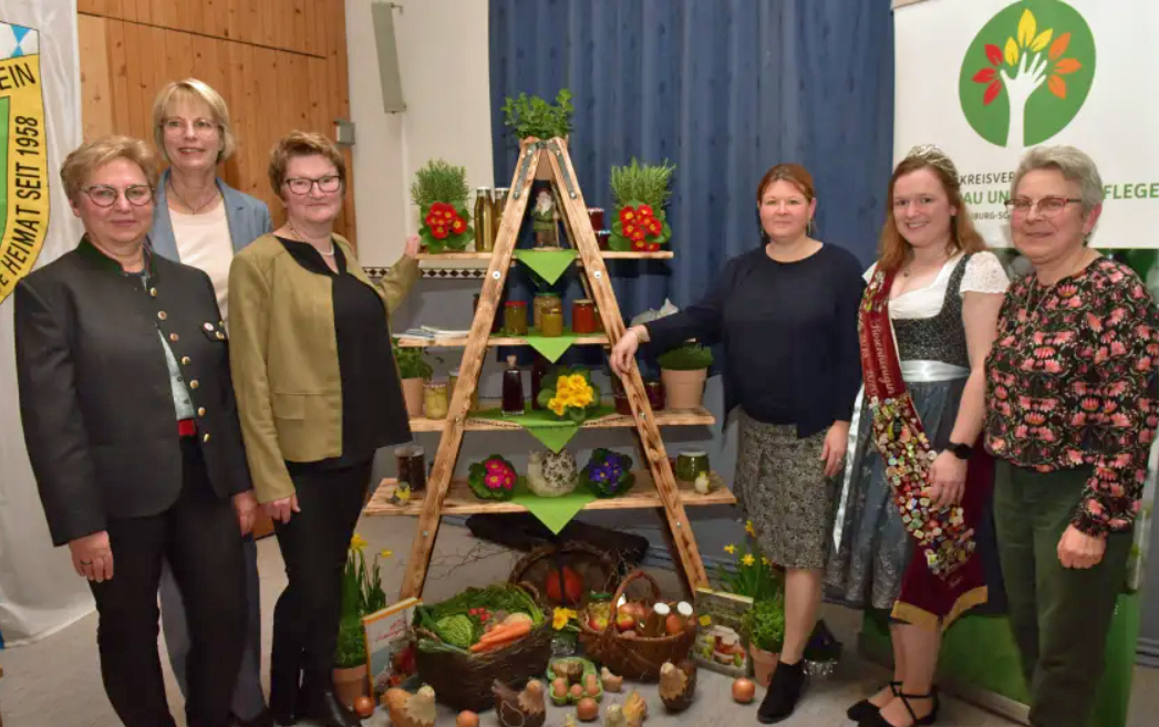 Wunderschön dekoriert für die Mitgliederversammlung des Kreisverbandes der Gartenbauvereine war der Saal in Mühlried: (v.l.) die Mühlrieder Gartenbauvorsitzende Martina Fuchs, Kreisgeschäftsführerin Sabine Baues-Pommer, Vorsitzende Johanna Huber, Kreisfachberaterin Katrin Pilz, Vize-Rosenkönigin Steffi Ziegler und Jugendbeauftragte Rosina Feigl. (Foto: Andrea Hammerl) Wunderschön dekoriert für die Mitgliederversammlung des Kreisverbandes der Gartenbauvereine war der Saal in Mühlried: (v.l.) die Mühlrieder Gartenbauvorsitzende Martina Fuchs, Kreisgeschäftsführerin Sabine Baues-Pommer, Vorsitzende Johanna Huber, Kreisfachberaterin Katrin Pilz, Vize-Rosenkönigin Steffi Ziegler und Jugendbeauftragte Rosina Feigl. (Foto: Andrea Hammerl)