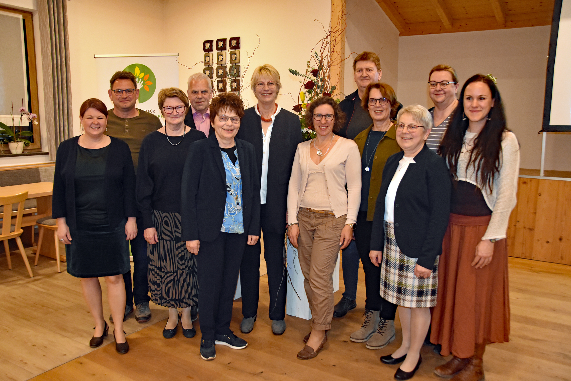 Die verabschiedete Geschäftsführerin Sabine Baues-Pommer (Mitte, 6.v.l.) mit der neu gewählten Kreisverbandsleitung: 1. Vorsitzende Johanna Huber (3.v.l.), 2. Vorsitzender Uwe Silbernagl (2.v.l.), Geschäftsführerin Katrin Pilz (1.v.l.) (Foto: Erwin Pommer) Die verabschiedete Geschäftsführerin Sabine Baues-Pommer (Mitte, 6.v.l.) mit der neu gewählten Kreisverbandsleitung: 1. Vorsitzende Johanna Huber (3.v.l.), 2. Vorsitzender Uwe Silbernagl (2.v.l.), Geschäftsführerin Katrin Pilz (1.v.l.) (Foto: Erwin Pommer)