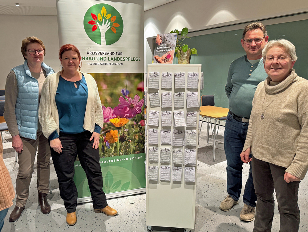 Saatgutständer in der Stadtbücherei Neuburg mit den Mitgliedern des Kreisverband (v.l.) Johanna Huber (1. Vorsitzende), Katrin Pilz (Geschäftsführerin und Kreisfachberaterin), Uwe Silbernagl (2. Vorsitzender), Rosina Feigl (Jugendbeauftragte) Foto: Kreisverband für Gartenbau und Landespflege
